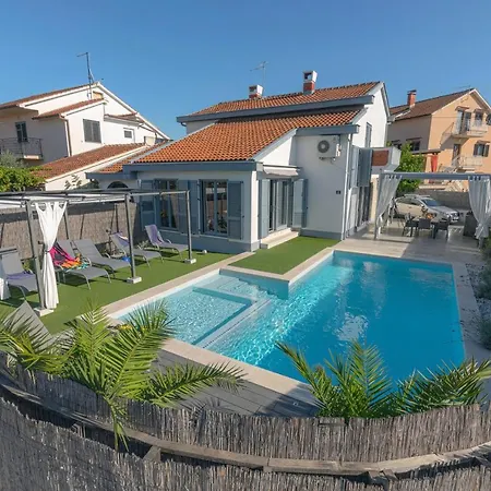 Kuntrada 45 Holiday Home - Heated & Kids Pool Fazana Exterior photo